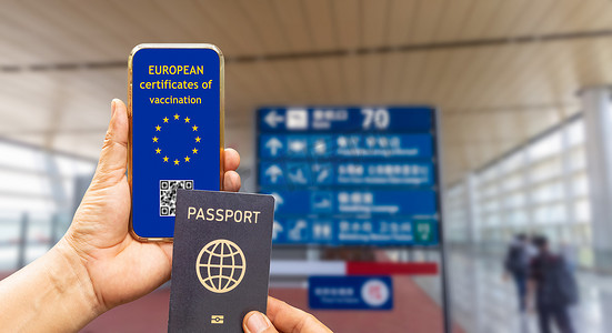 各国游学摄影照片_手机上的欧盟数字 Covid 疫苗接种证书或疫苗护照。