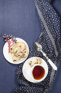 瓷盘和小红莓饼干