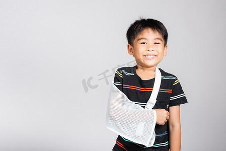5-6 岁的可爱小男孩在工作室拍摄中因手臂夹板意外骨折而被隔离