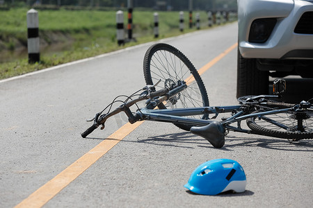 一直在路上摄影照片_道路上与自行车的事故车祸