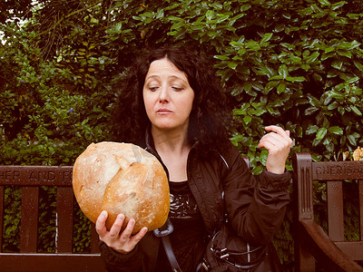 哈姆雷特摄影照片_吃面包的女孩
