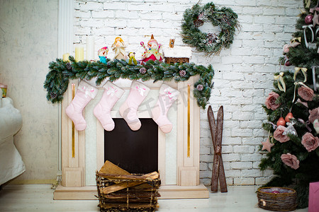 美丽的霍尔迪装饰的房间里有圣诞树，下面有礼物