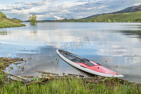 sup浆板摄影照片_湖岸上的红色 SUP 桨板