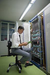 在服务器机房工作的网络工程师