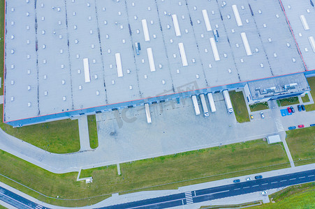 工业仓库装卸码头的空中拍摄，许多卡车与半拖车装载商品。