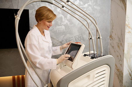 美容师调整现代超声医疗设备显示器的程序，用于硬件美容诊所的美容程序