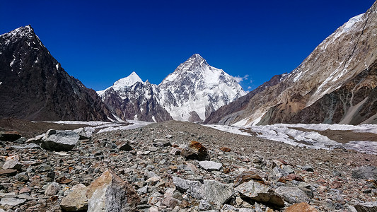 素材奥特曼图片摄影照片_巴基斯坦喀喇昆仑山脉康科迪亚 (Concordia) 的乔戈里峰 (K2) 和布洛阿特峰 (Broad Peak)