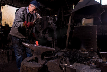 传统铁匠摄影照片_铁匠手工锻造熔融金属
