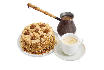 圆形海绵蛋糕、奶油咖啡和铜咖啡壶