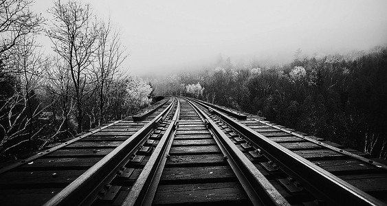铁轨黑暗的风景。冬季的故事旅行三角