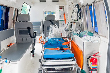 救护车的内部配有患者必要的设备
