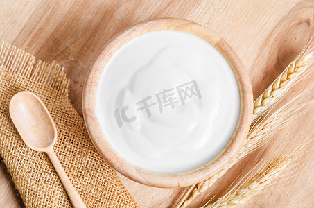 大麦嫩苗摄影照片_木碗里的希腊酸奶和桌子上的干大麦。