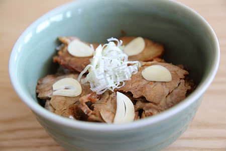 叉烧丼，猪肉片配米饭日本料理