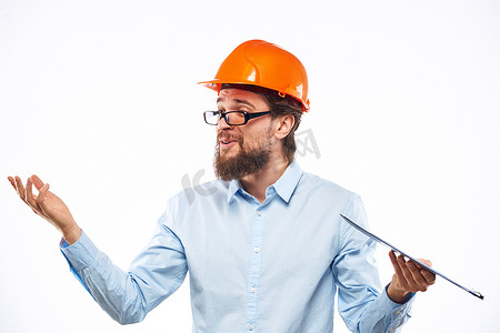橙色安全帽建筑文件服务专业人员的快乐男人