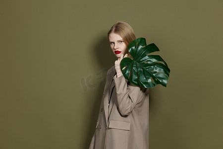 时尚女性绿色棕榈叶外套亮妆工作室模型不变