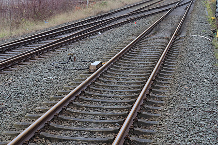 金属线条摄影照片_多条铁轨与火车站交界处