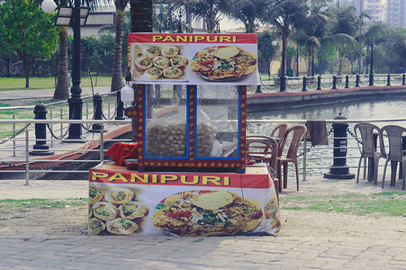2022年3月22日，印度南亚加尔各答生态旅游公园内的Pani Puri或golgappa街边小吃摊
