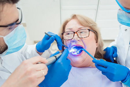 uv紫外线摄影照片_牙医用紫外线硬化牙冠
