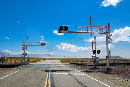莫哈韦沙漠公路上的铁路道口门
