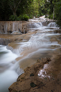 深林摄影照片_泰国深林瀑布国家公园