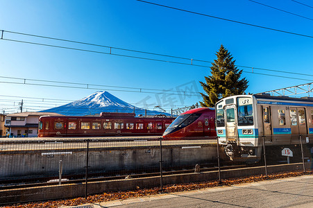 富士特快列车停泊在日本河口湖的河口湖站。