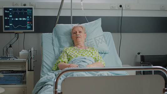坐在病房病床上治病的老妇人画像