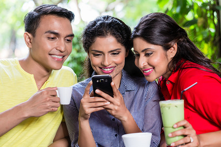 印度女孩在手机上给朋友看照片