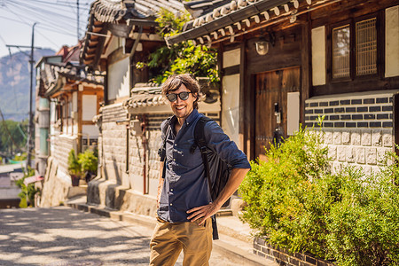 北村韩屋村的年轻游客是韩国传统房屋保存完好的著名地点之一。