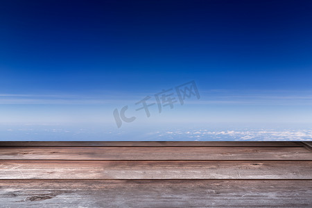 蓝天背景透视木桌