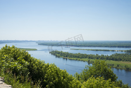 从俄罗斯萨马拉市的直升机平台上欣赏伏尔加河的全景。