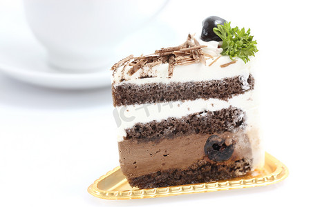 巧克力蛋糕和咖啡隔离在白色背景