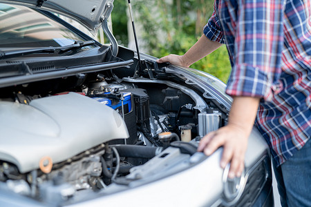 打开引擎盖机械发动机系统检查和修复损坏的车祸。