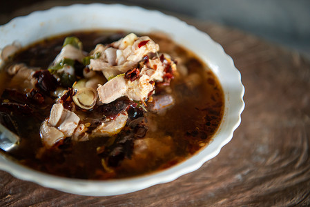 酸辣姜摄影照片_酸辣肉汤（冬阴功）猪肉或鸡肉