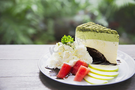 精美菜单摄影照片_色彩缤纷的绿茶偏爱蛋糕，配有装饰精美的水果片和白盘中的生奶油 — 蛋糕食谱菜单概念