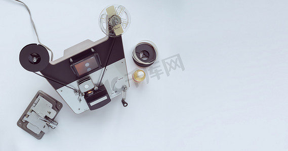 维奥拉摄影照片_带切割器、8 毫米卷轴和胶水的老式 8 毫米莫维奥拉。