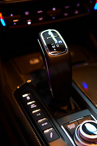 现代汽车的自动变速杆、多媒体和导航控制按钮。