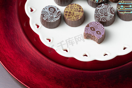 心形设计餐盘上的工匠精美巧克力糖果
