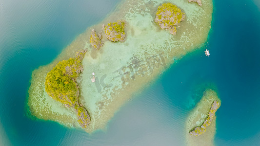 科隆湾附近小岛 Siete Pecados 的鸟瞰图。