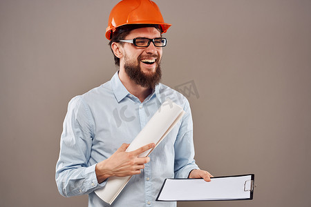 橙色头盔衬衫安全专业服务米色背景的工程师