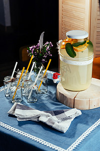 小柠檬水摄影照片_带小瓶和自制柠檬水的派对饮料站