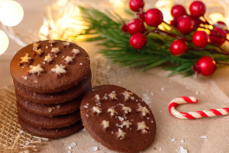 一堆带星星的圣诞巧克力圆饼干