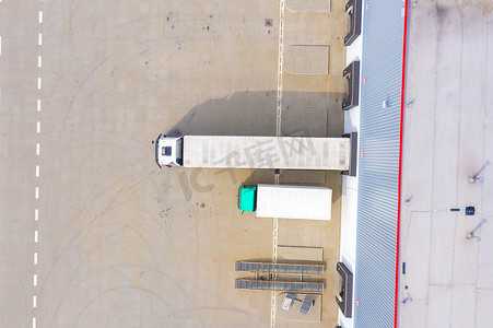 带有卡车和集装箱的仓储和货运码头鸟瞰图。