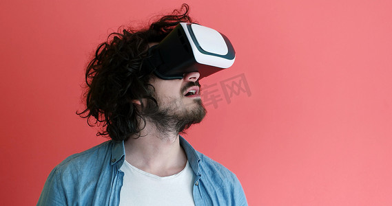使用虚拟现实 VR 耳机眼镜的年轻人