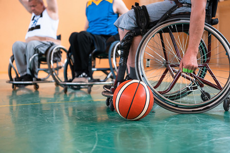篮球比赛开始前，残疾人篮球队在大礼堂与选拔员合影