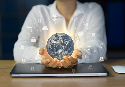 商务人士持有使用互联网交换知识、云存储和使用笔记本电脑在世界范围内分发信息的概念世界。
