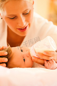 妈妈正在给宝宝喂奶