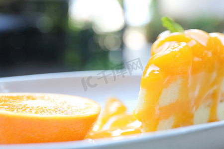 仙女弹古筝摄影照片_木背景上的橙色蛋糕