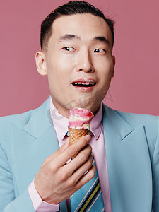 一位身穿西装、手里拿着冰淇淋的韩国男子惊讶地移开视线