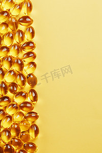 黄色背景上带有 Omega-3 鱼油的壳中的胶囊和文本位置