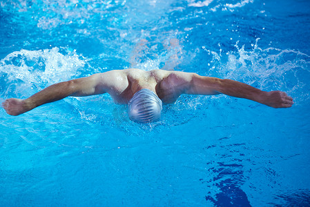 室内游泳池游泳运动员练习